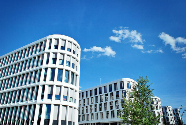 Prédio moderno. Edifício de escritório moderno com fachada de vidro
 - Foto, Imagem
