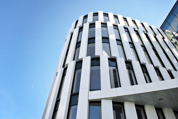 Bâtiment moderne. Immeuble de bureaux moderne avec façade en verre
 - Photo, image