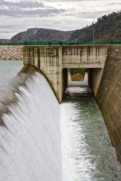Embalse de Colomera liberando agua después de fuertes lluvias de invierno, está situado en el río Colomera y Juntas, cerca de la ciudad de Colomera, en la provincia de Granada, España
 - Foto, Imagen