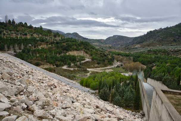 冬の大雨の後、水を解放 Colomera 貯水池、そば川 Colomera、Juntas、グラナダ、スペインの州の Colomera の町 - 写真・画像