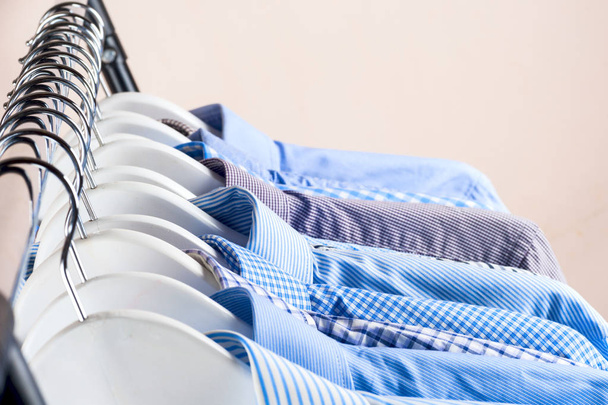 Kleiderbügel mit Hemden. Herrenbekleidung - Foto, Bild