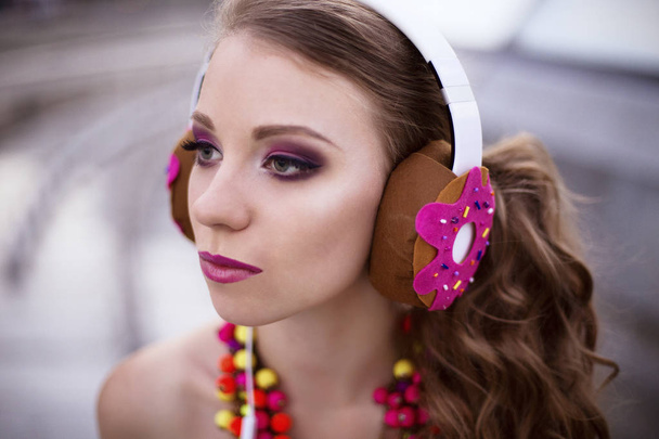 Portrait of girl on street with headphones - Zdjęcie, obraz
