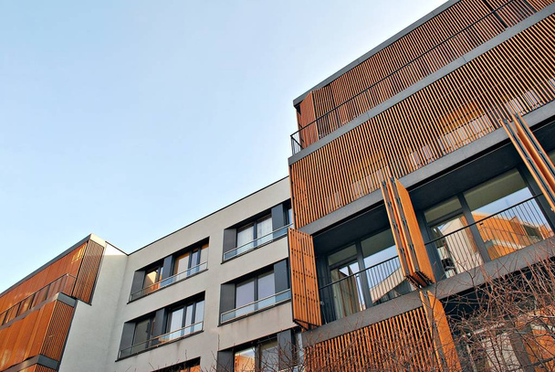 Modernos edificios de apartamentos exteriores
 - Foto, Imagen