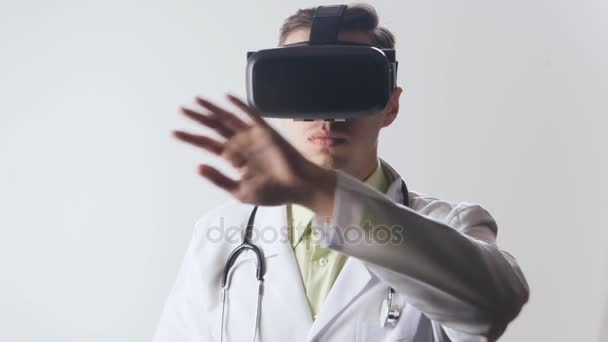 Doctor uses a virtual reality glasses. - Filmati, video