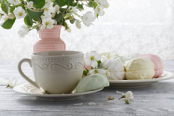 Tea in a beautiful Cup with flowers - Fotoğraf, Görsel