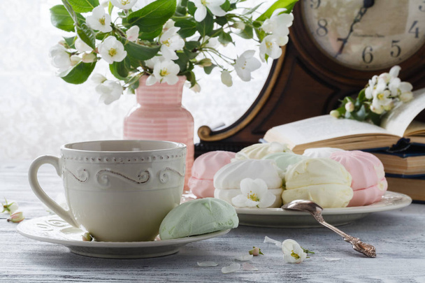 Tea in a beautiful Cup with flowers - Foto, afbeelding