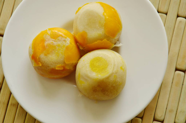 Feijão recheado chinês e gema de ovo salgada no prato
 - Foto, Imagem