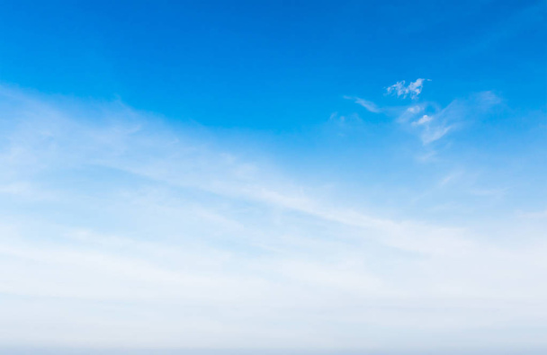 weiße flauschige Wolke am blauen Himmel - Foto, Bild