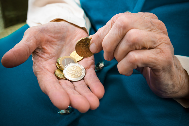 Senior woman counting money - Foto, afbeelding
