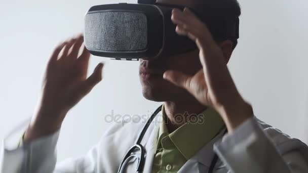 Ο γιατρός χρησιμοποιεί μια γυαλιά εικονικής πραγματικότητας. - Πλάνα, βίντεο