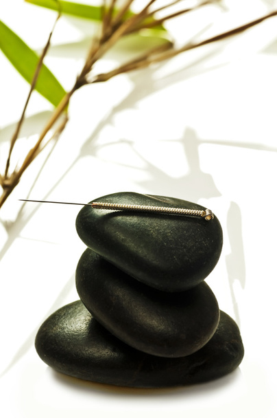 Agulha de acupuntura em pedra
 - Foto, Imagem