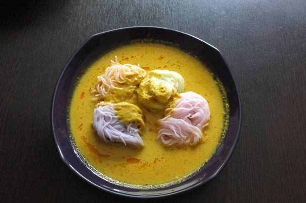 Cocina tailandesa, Fideos de arroz en salsa de cangrejo con verduras
  - Foto, Imagen