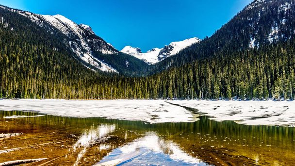 ブリティッシュ ・ コロンビアのダフィー湖道に沿ってまだ部分的凍結下ジョッフル湖 - 写真・画像