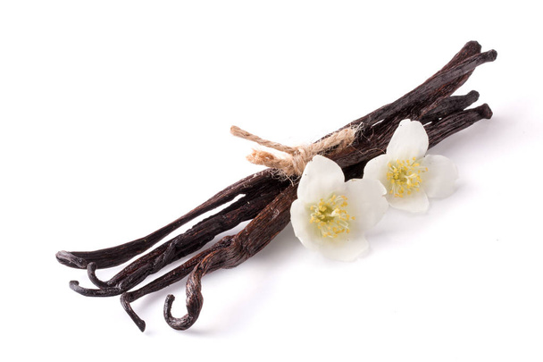 Bâtonnets de vanille avec fleur et feuille isolés sur fond blanc
 - Photo, image