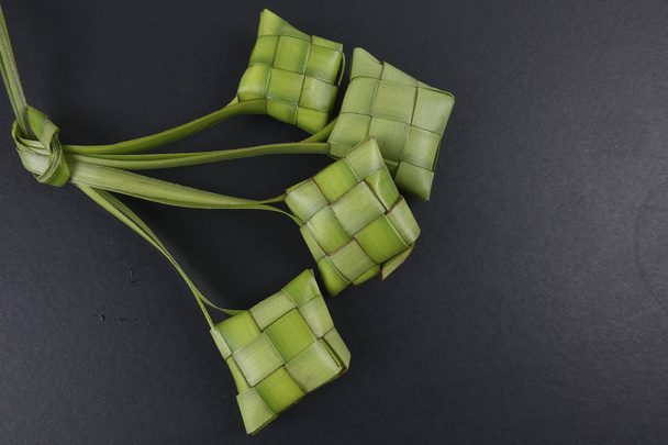Fabricação de Ketupat, um invólucro de arroz natural feito de folhas de coco jovens para cozinhar arroz
 - Foto, Imagem