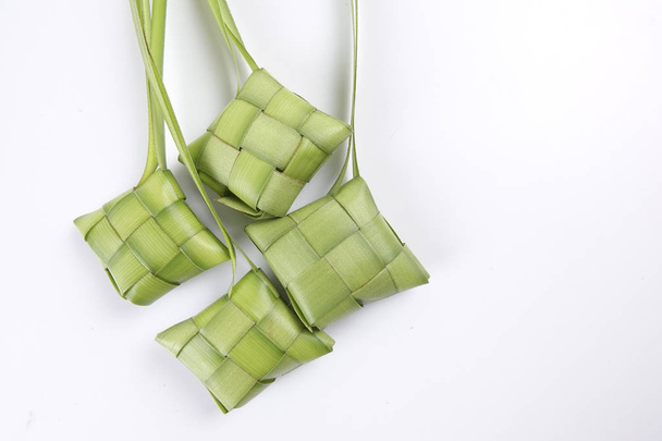 Herstellung von Ketupat, einem natürlichen Reismantel aus jungen Kokosblättern zum Kochen von Reis - Foto, Bild