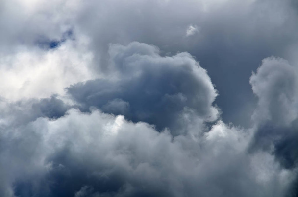 graue Kumuluswolken - Foto, Bild