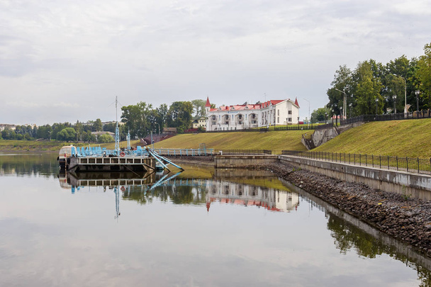 Hotel an der Wolga und Yachthafen in der Stadt Uglich - Foto, Bild