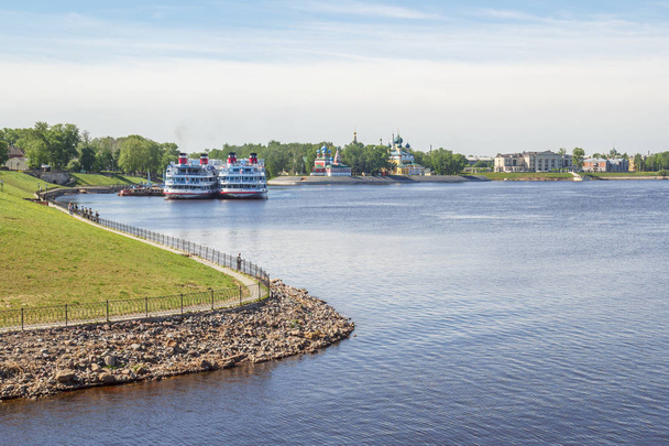 Pohled na město Uglich s osobní lodě v přístavu - Fotografie, Obrázek
