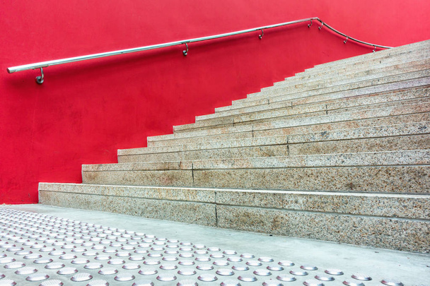 Αφηρημένη εξωτερική σκάλα με χρώμα κόκκινο τοίχο. - Φωτογραφία, εικόνα