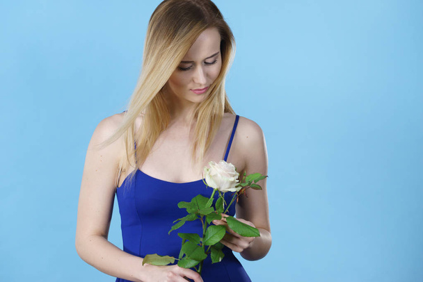Lovely woman holding white rose - Φωτογραφία, εικόνα