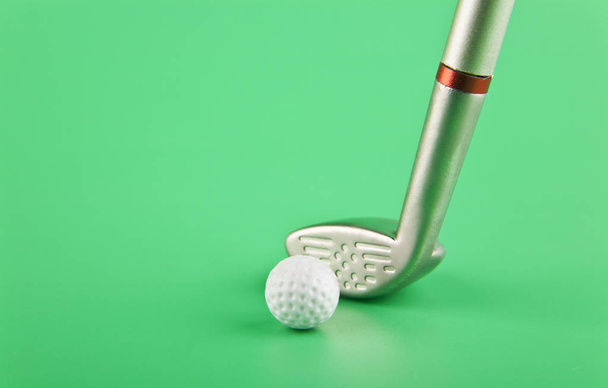 Putter y pelota de golf
 - Foto, imagen