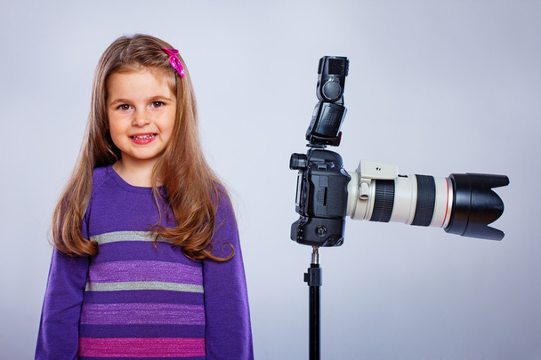 Un gamin posant avec une caméra
 - Photo, image