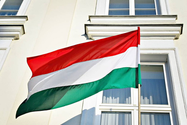 Bandeira da Hungria no mastro
 - Foto, Imagem