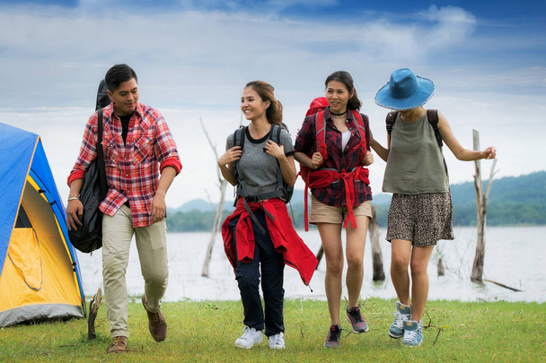 Azjatyckich przyjaciół spaceru w camping - Zdjęcie, obraz