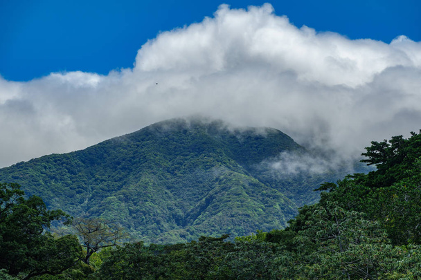 Rincon de la vieja vulcano a mlžné mraky - Fotografie, Obrázek
