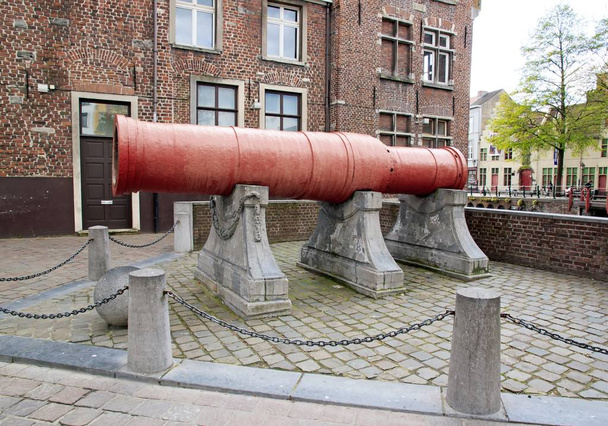 Dulle Griet (Margot deli) ile bombardıman. Gent (Belçika). Ortaçağ bombardıman  - Fotoğraf, Görsel