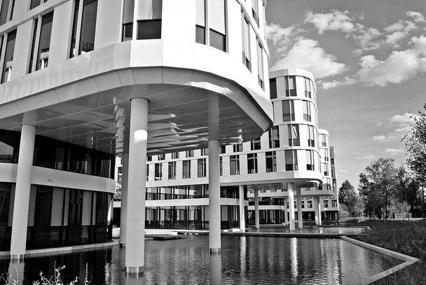 Edificio moderno. Moderno edificio de oficinas con fachada de cristal. Blanco y negro
 - Foto, imagen
