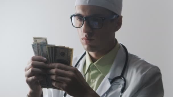 Dokter telt het geld. Smeergeld aan een medisch-werker. Dure geneeskunde. - Video
