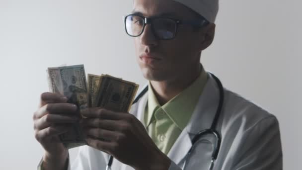 Arzt zählt das Geld. Bestechungsgeld an einen Mediziner. Teure Medizin. - Filmmaterial, Video
