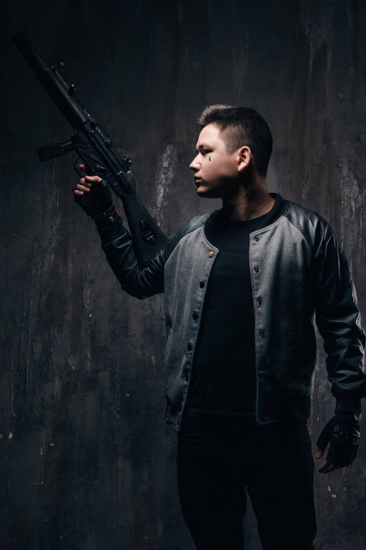 Tattooed killer with sniper rifle in black - Zdjęcie, obraz