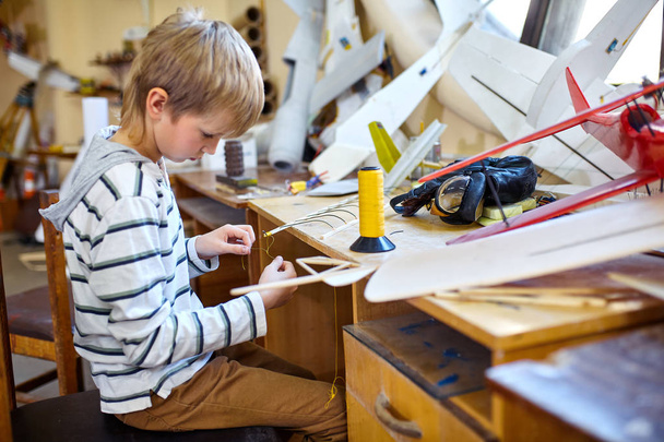 Child in the workshop working tool - Фото, зображення