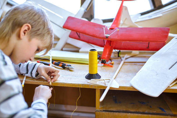 Child in the workshop working tool - Foto, Bild