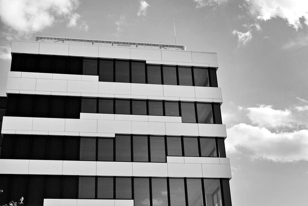 Сучасна будівля. Сучасна офісна будівля з фасадом зі скла. Чорно-білий
 - Фото, зображення