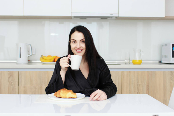 Young smiling woman having breakfast.Morning ritual - Foto, Imagem