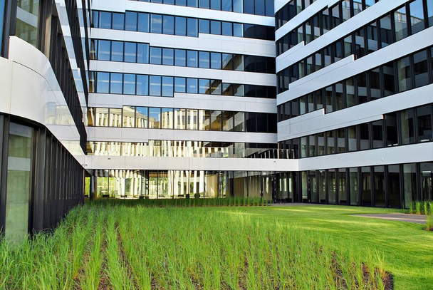 Modern bina. Modern ofis binası ile cam cephe - Fotoğraf, Görsel