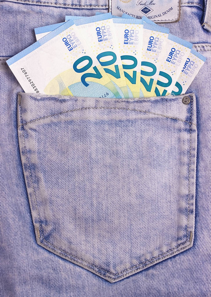 eurobankovky v kapse tmavě šedé džíny. - Fotografie, Obrázek
