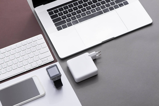 Set di accessori per ufficio e gadget aziendali in bianco e nero
. - Foto, immagini