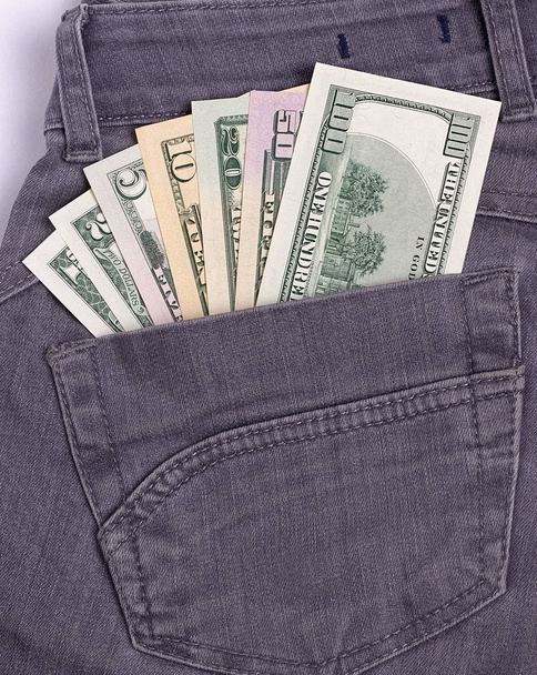 Dollar facturen in zwarte jeans zak terug. - Foto, afbeelding