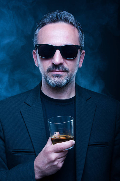 Портрет классного мужчины, пьющего дорогое виски
 - Фото, изображение