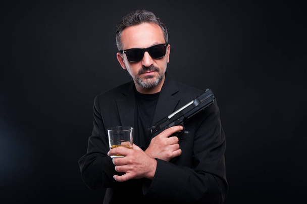 Jefe peligroso de la mafia bebiendo whisky
 - Foto, Imagen
