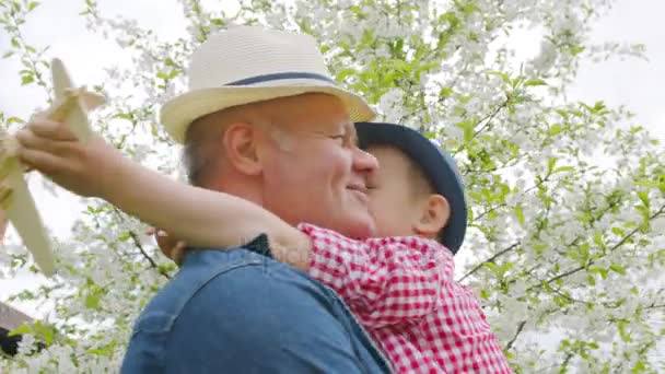 El niño pequeño está abrazando a su abuelo y agradeciéndole por el regalo
 - Metraje, vídeo