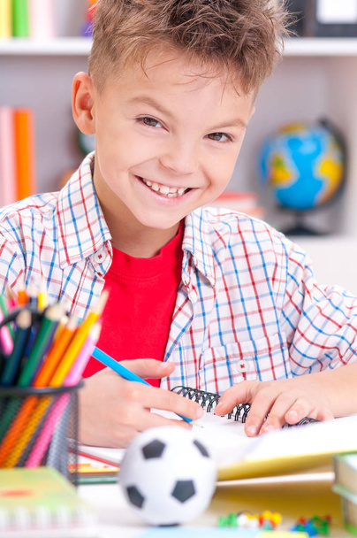 Boy doing homework - Foto, afbeelding