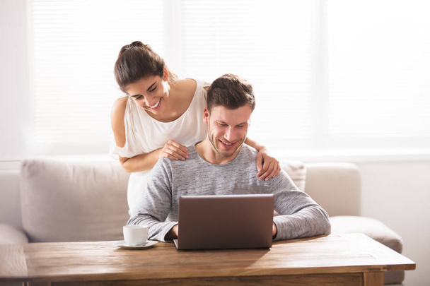 couple using laptop at home  - Foto, afbeelding