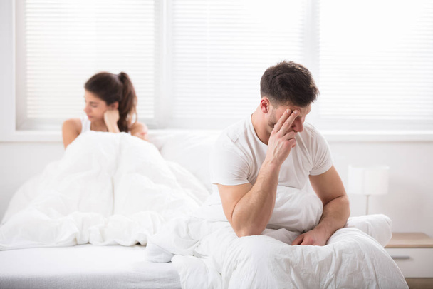 worried couple sitting on bed - Foto, immagini
