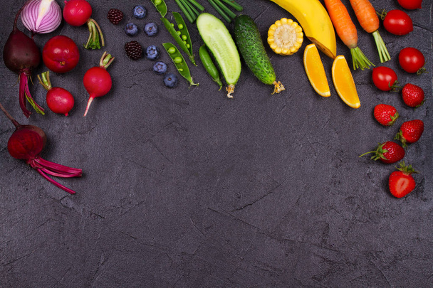 Legumes coloridos, frutas e bagas - Alimentos saudáveis, Dieta, Detox, Comida limpa ou conceito vegetariano
. - Foto, Imagem